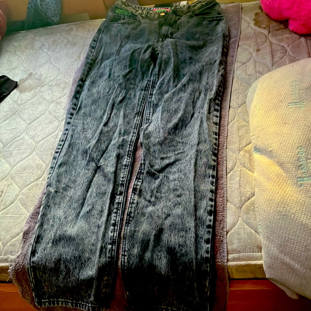 They are empyre they are a size 2 they are gray